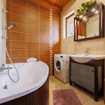 104 - Balatonszárszón 3 Hálószobás Luxus Saját Vízparttal Kiadó Villa
